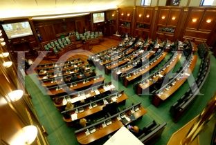 Në seancën merr pjesë edhe babai i Nehat Thaçit