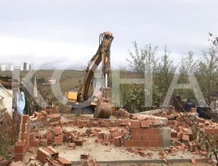 Rrënohen shtëpitë e ndërtuara në pronën komunale në Hajvali [video]
