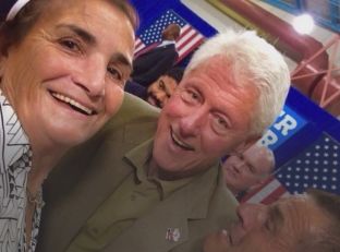  Bill Clinton emocionohet kur ritakon pas 17 vjetësh familjen kosovare [video]