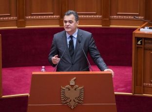 Blushi zyrtarizoi largimin nga PS, thumbohet me Ballën