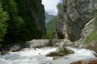 Muhaxheri vazhdon të kundërshtojë ndërtimin e hidrocentraleve në Rugovë