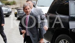 Hahn takon liderët në Maqedoni, flet për zgjedhjet