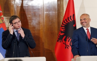  Vuçiq fton bizneset serbe të investojnë në Shqipëri, thotë shqiptarët janë besnikë 