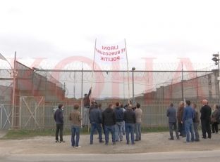 Aktivistë e deputetë të Vetëvendosjes aksion te burgu në Lipjan për lirimin e Atdhe Arifit [video]