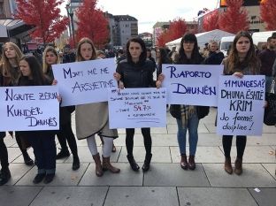 Pak pjesëmarrës në protestën kundër dhunës