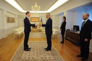 Thaçi pranoi kredencialet e ambasadorit të parë rezident të Suedisë në Kosovë