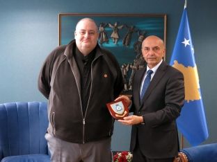 Mustafa shprehu mirënjohjen e Kosovës për luftëtarin e lirisë, Jon Harrison