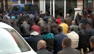 Xhemati falet në rrugë, ankohen se katet e para të xhamive janë kthyer në lokale [video]