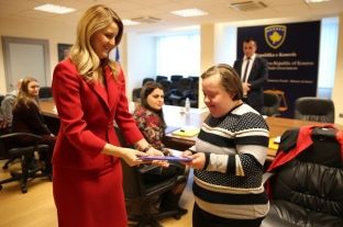  Pesë persona me aftësi të kufizuar morën certifikata të praktikës