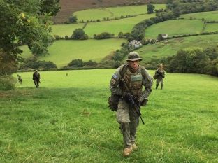 Ambasadori britanik në Kosovë uron FSK-në për medaljen e artë