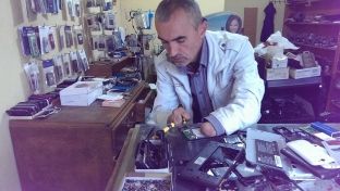 Historia e Flamurit me një dorë që riparon smartfonët me dhëmbë