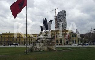 Kushtetuesja pezullon “Vettingun” dhe e dërgon në Venecia