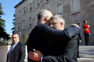 Thaçi pret Ramën për drekë në Prishtinë