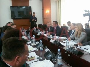 Ministrja Hoxha përballet me pyetjet për ligjin antimafia dhe gjykimet e ish-pjesëtarëve të UÇK-së