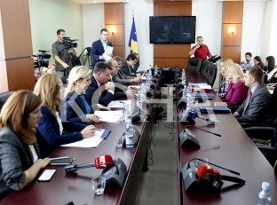 Kosova prezanton kushtet për dialogun me Serbinë
