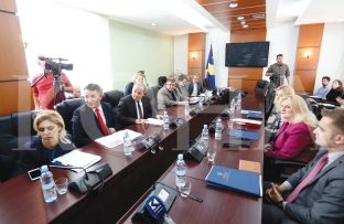 Tahiri i prezanton Komisionit dokumentin e publikuar në qershor të 2014-s