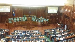 Fillon seanca e jashtëzakonshme, me një orë vonesë