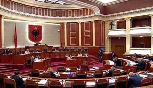 Rama-opozitës: Ju shqyenit pula si ballistët