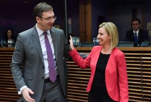 Mogherini i thotë Vuçiqit se marrëveshjet e Brukselit duhet të zbatohen sa më shpejt