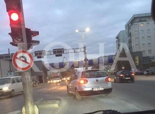  Automobili 3Z “përton” të presë në të kuqen në semafor