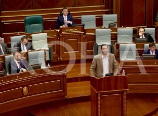 Nxehen gjakrat në Kuvend, Nuredin Lushtaku i sulet Konjufcës [video]