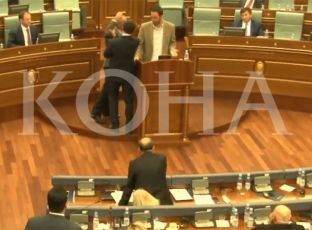 Momenti i përplasjes së Lushtakut me Konjufcën në Kuvend [video]