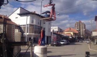 Shqiptarët heqin sheshin “Adem Jashari” në veri të Mitrovicës