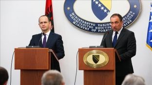 Bushati i kërkon Bosnjës t’i njohë pasaportat e Kosovës