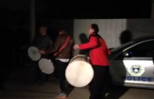 Lipjani me valle e tupanë e pret Nehat Thaçin [video]