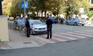 Policia nuk kursen as Ambasadorët, gjoba për parkim të gabuar