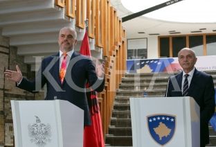 Bashkimi i Kosovës me Shqipërinë duhet të pret edhe pak, thotë Nano