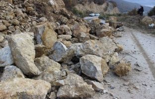 Shembja e gurëve ndërpret komunikacionin midis Hanit të Elezit e Gorancës