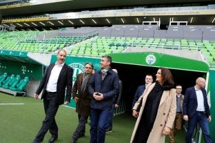  Veseli viziton stadiumin në Hungari, model për Kosovën