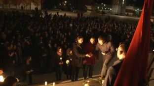 Qindra qytetarë ndezin qirinj në nderim të Astrit Deharit