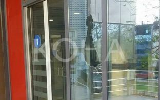 Qytetari i zemëruar thyen xhamin e derës së Qeverisë, arrestohet [foto]