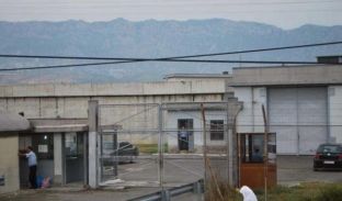 Pezullohet drejtori i burgut të Fierit, të burgosurit ia lanin veturën