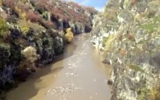 Drini i Bardhë vërshohet nga mbeturinat [video]