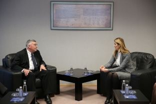  Hoxha takon Schwendiman, e përkushtuar për respektimin e pavarësisë së tij