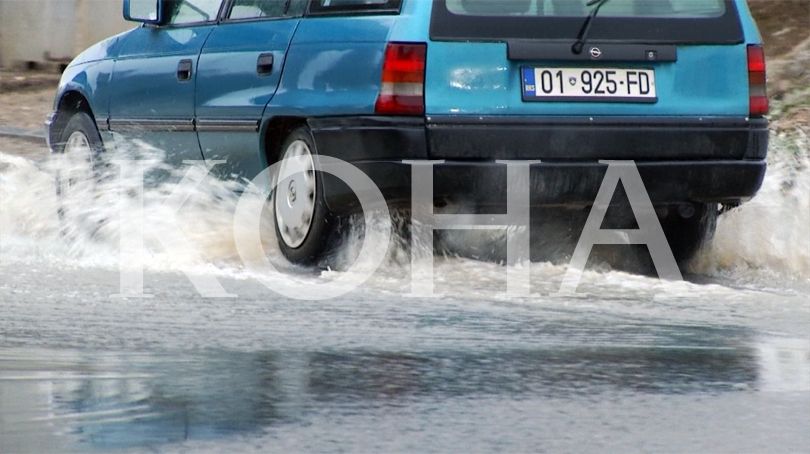 Në Gjakovë vërshime, në Prishtinë komunikacion i ngarkuar