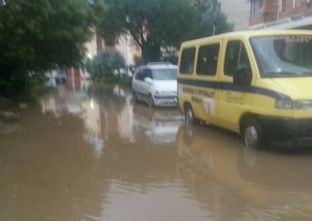 Bllokohet autostrada Tiranë-Durrës, disa banesa rrezikojnë përmbytjen