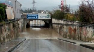 Vërshimet, furgoni mbulohet i tëri nga uji në autostradën Tiranë-Durrës