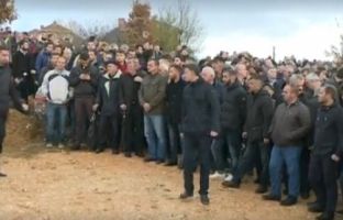 Fillon ceremonia e varrimit të Astrit Deharit