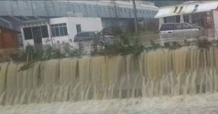 Reshjet e shiut vështirësojnë qarkullimin në rrugët e Shqipërisë