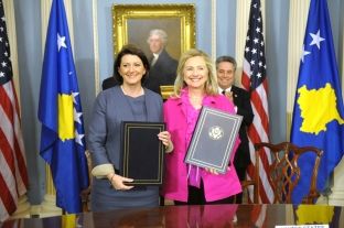 Jahjaga e pret me padurim “fitoren” e Hillary Clintonit