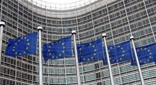 Hahn ripërsërit, rruga e Serbisë për në BE kalon nëpër Kosovë