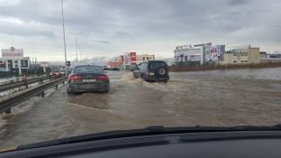 Vërshohet magjistralja Prishtinë – Ferizaj