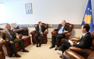 Kelmendi interesohet te Sfidat e Mijëvjeçarit në Kosovë për projektet e tyre