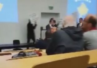 Hoxhajt i ndërpritet fjalimi në Zvicër, të rinjtë kërkojnë drejtësi për Deharin [video]