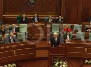 Johnson ngushëllon familjen e Astrit Deharit, kërkon hetim të pavarur për vdekjen e tij