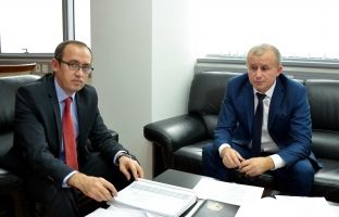 Hoti lavdëron Doganën